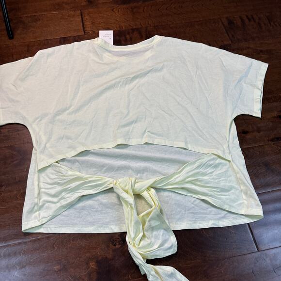 A New Day Women's XXL Top Crewneck Short Sleeve Back Cutout Shirt Yellow NWT - Picture 7 of 7